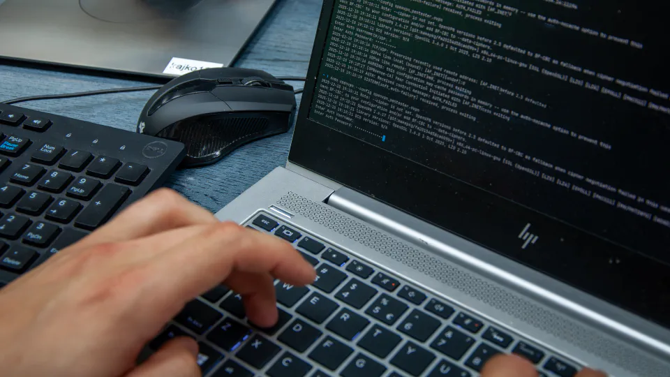 Zdjęcie Kursanta walczącego dzielnie z konfiguracją OpenVPN